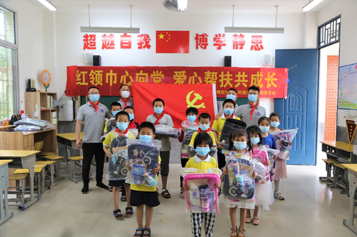 紅領(lǐng)巾心向黨，愛(ài)心幫扶共成長(zhǎng)，開(kāi)展愛(ài)心助學(xué)捐贈(zèng)活動(dòng)